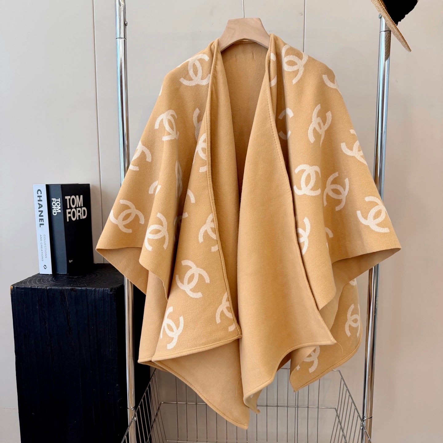 W1R86C60 Popular cape