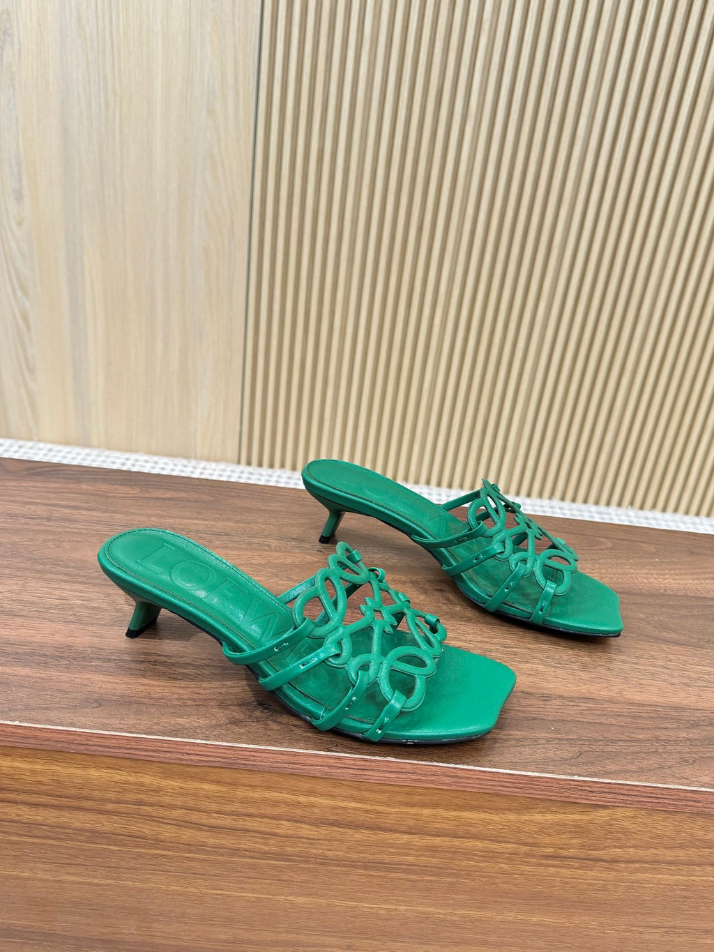Z2Q55A33 Popular  leather Slippers