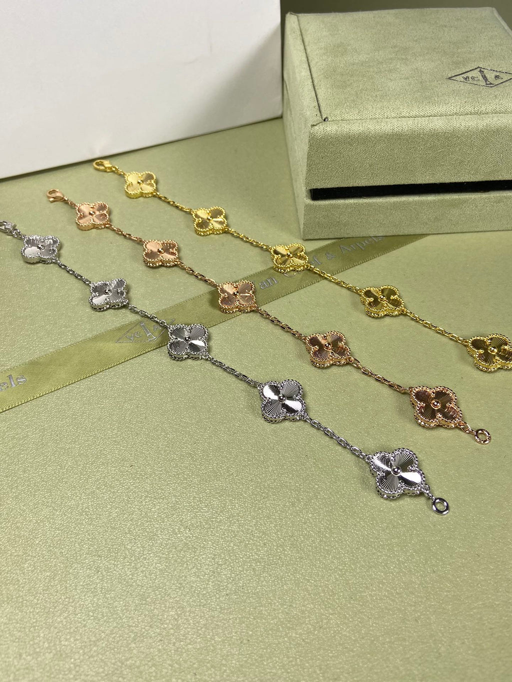 X5X94VA181K  Popular bracelets  5 flowers normal size1.5cm flower