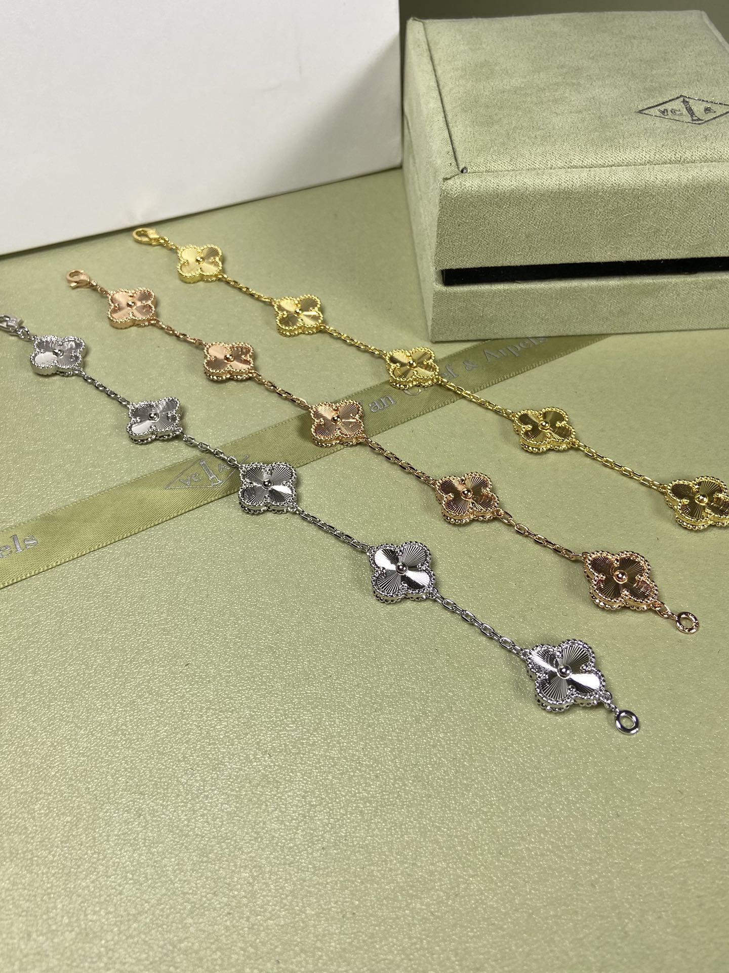 X5X94VA181K  Popular bracelets  5 flowers normal size1.5cm flower