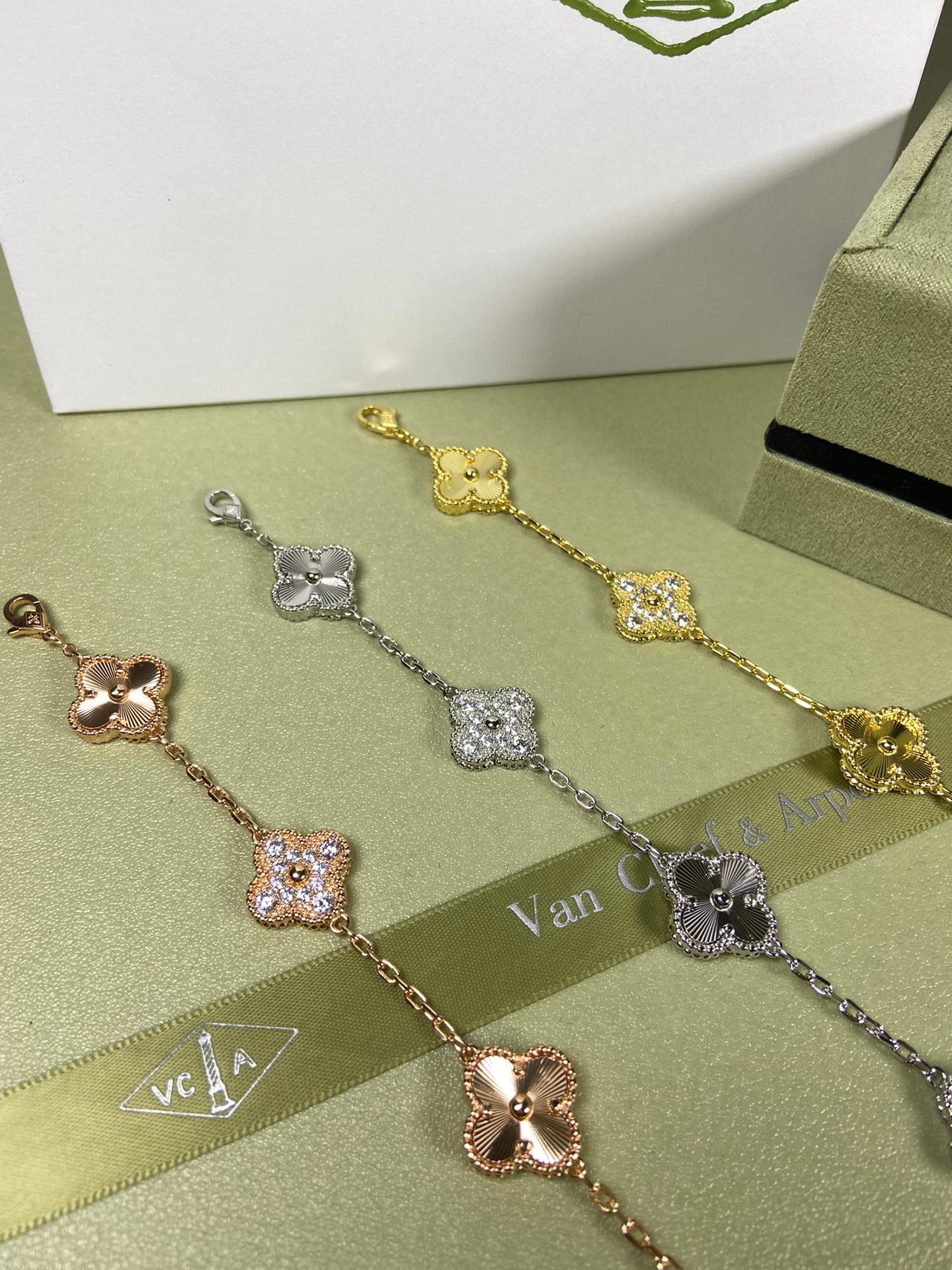 X5X94VA181K  Popular bracelets  5 flowers normal size1.5cm flower
