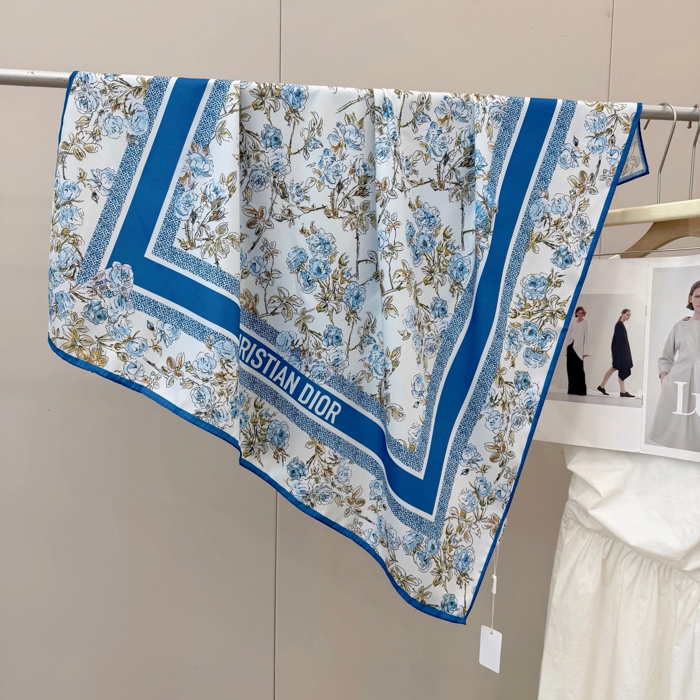 W1N36D17 Popular Silk Scarve