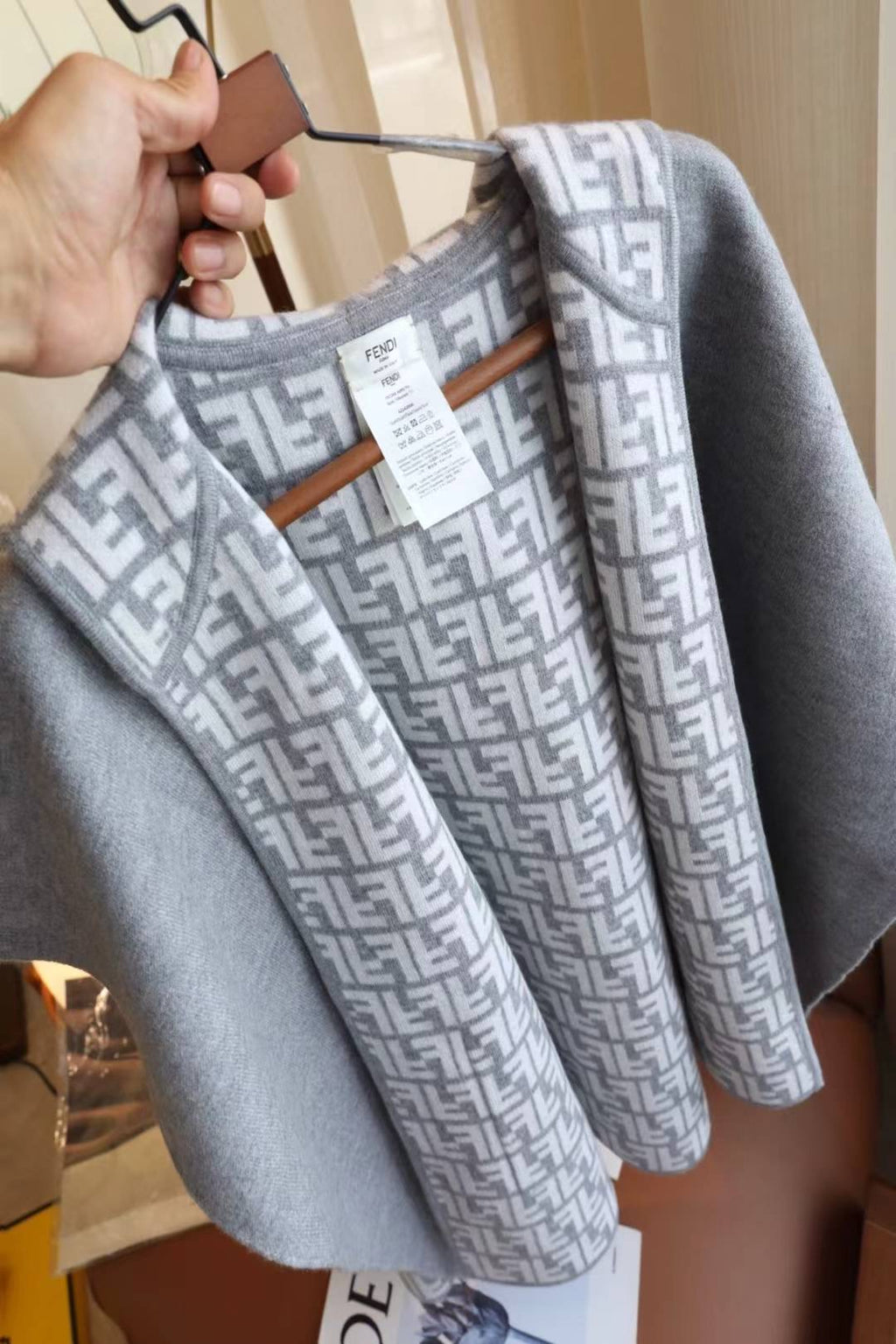 W1R86F15 Popular cape