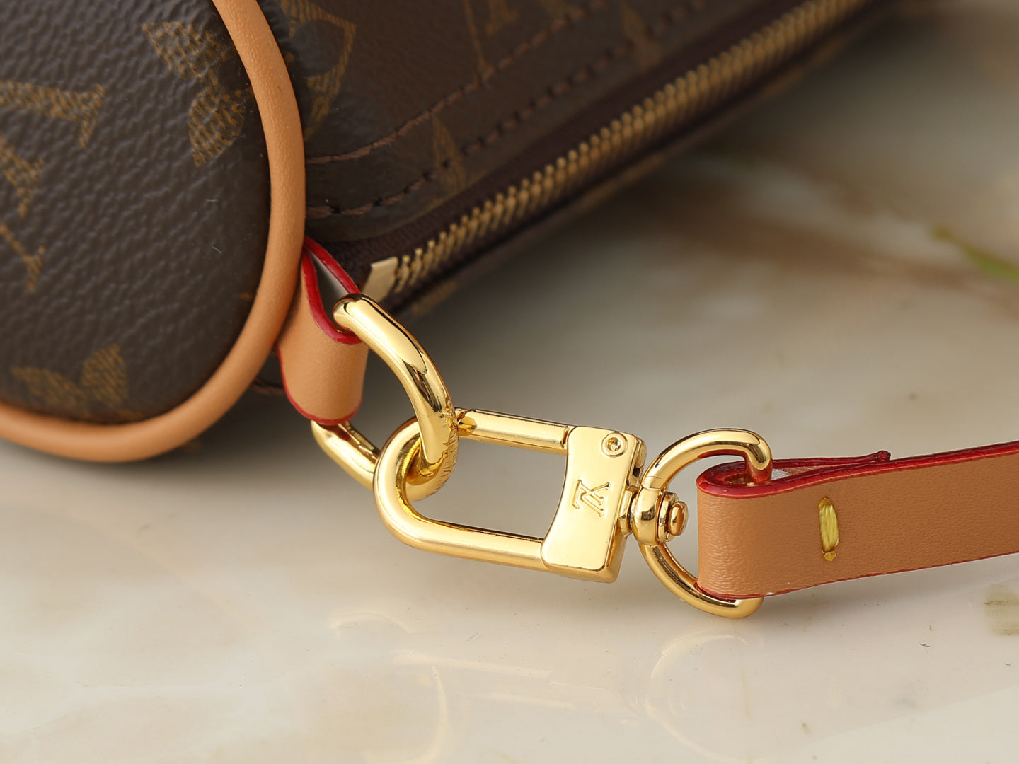 B1N56E21 Popular leather bag