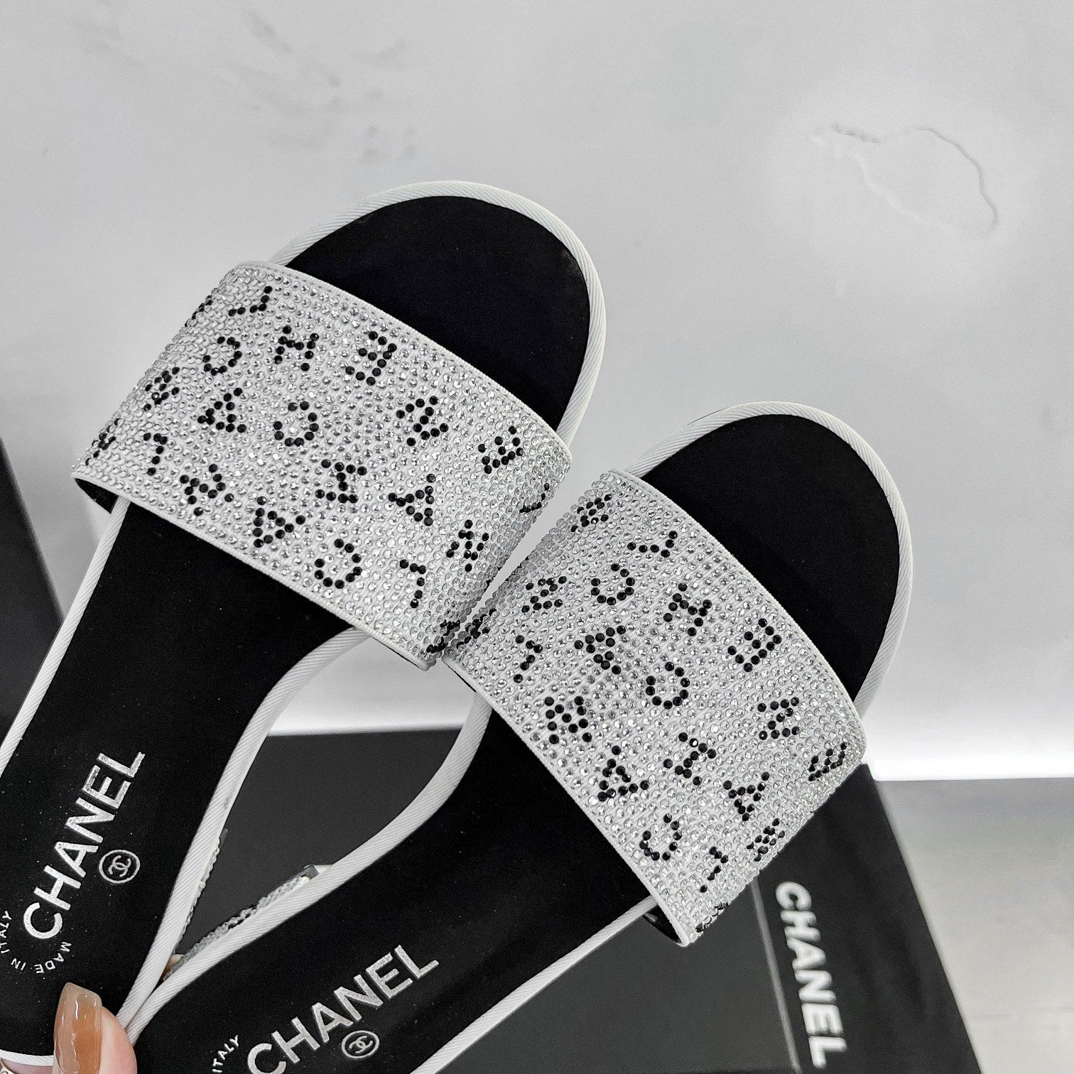 Z1ZC57 Popular sandals