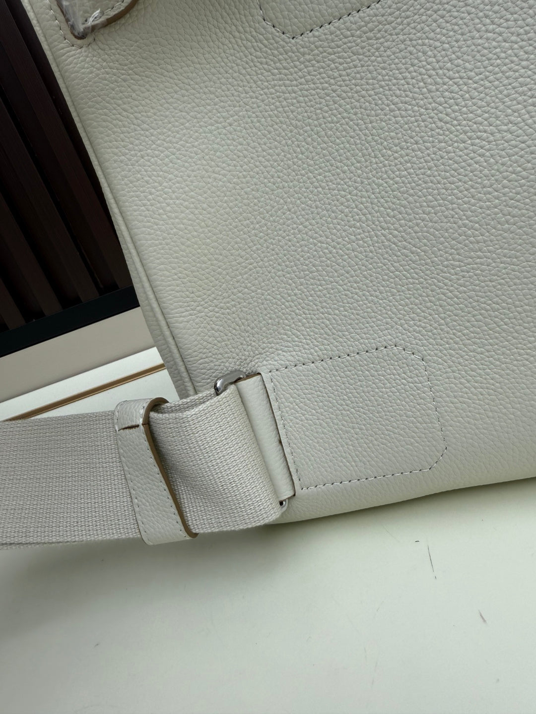 B1P36H46 Popular leather bag