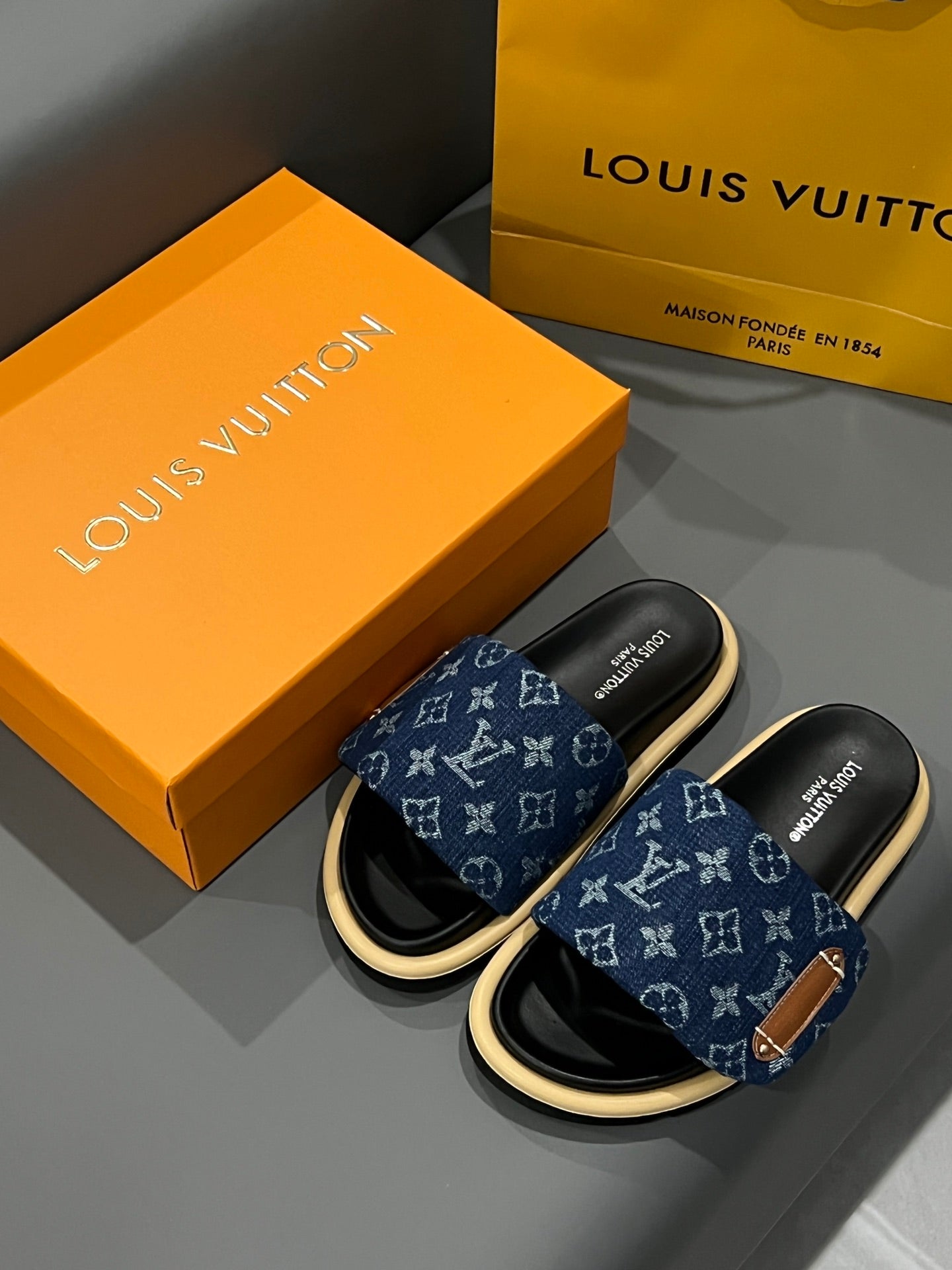 Z1Z54E73 Popular Slippers