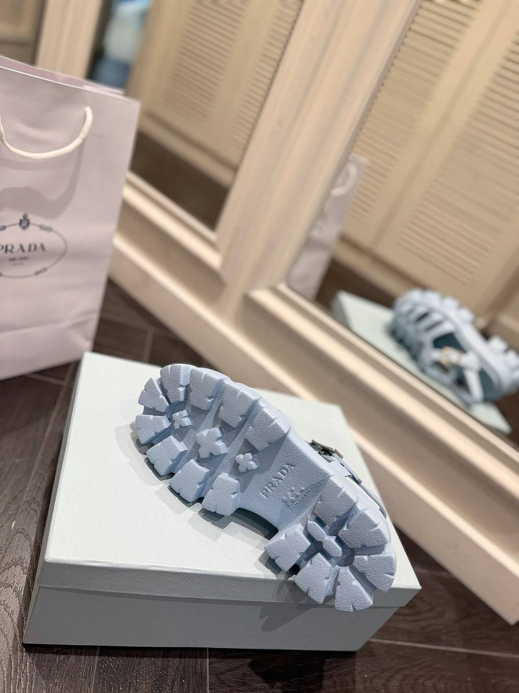 Z2R85P51  Popular high-quality shoes