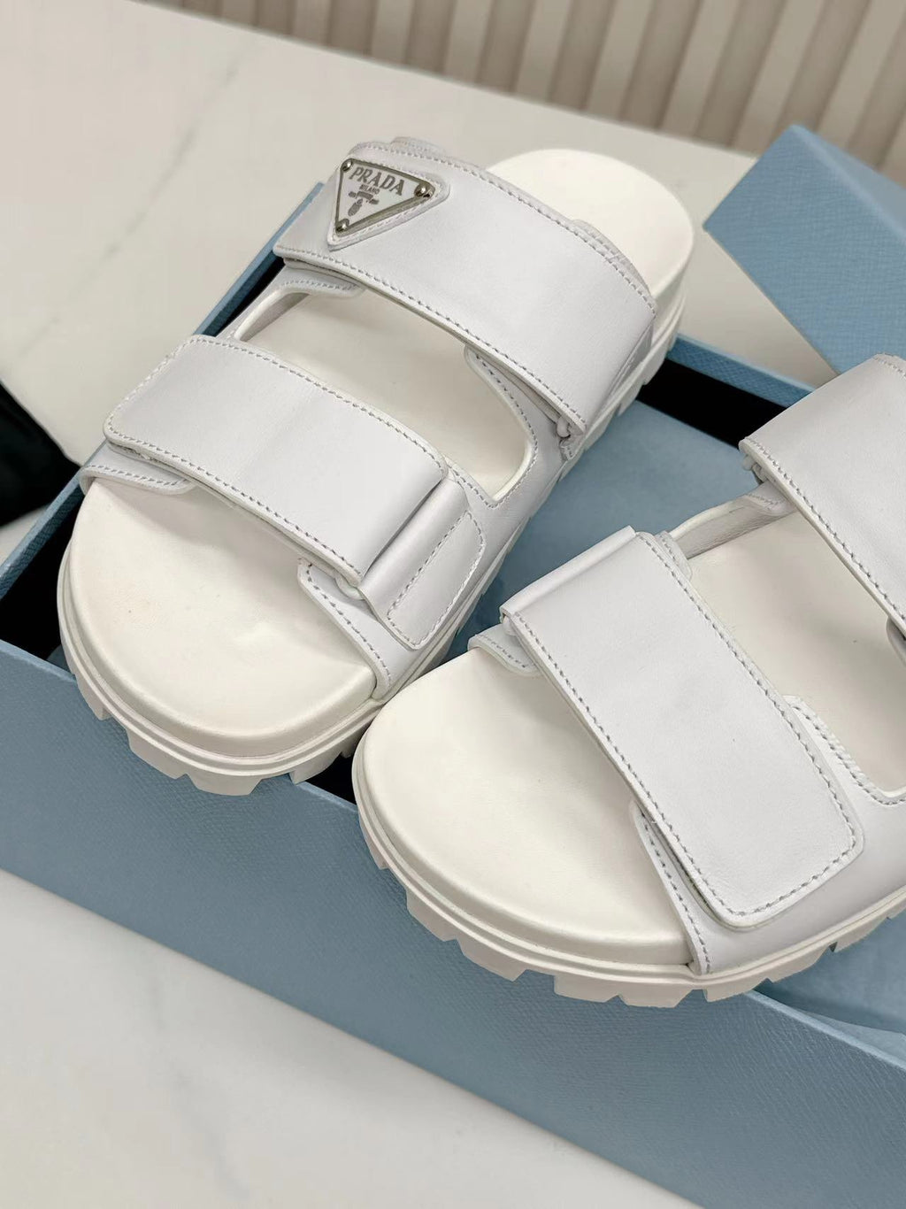 Z1ZPD26 Popular sandals