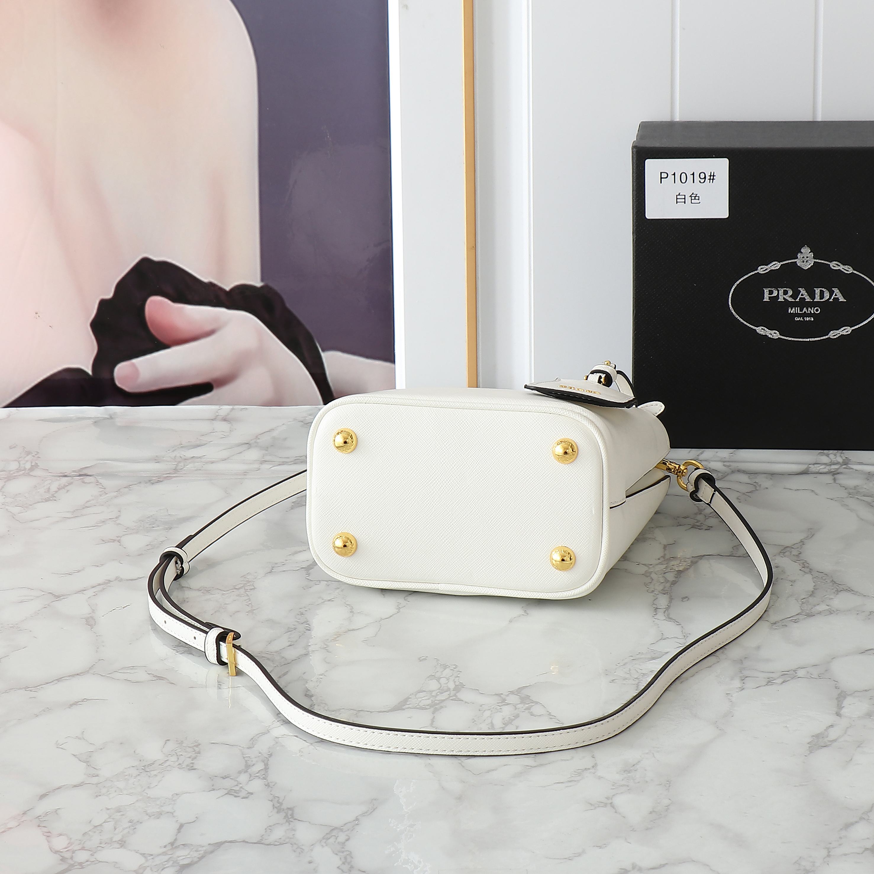 B1W35P102 Popular  leather bag