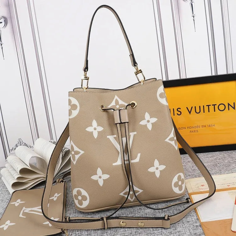 B12X61E04 Popular leather bag 