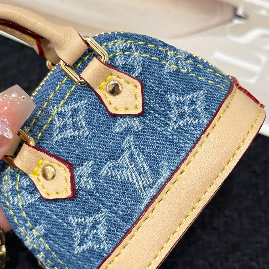 A1Z105E9 Popular bag 's charms accessories