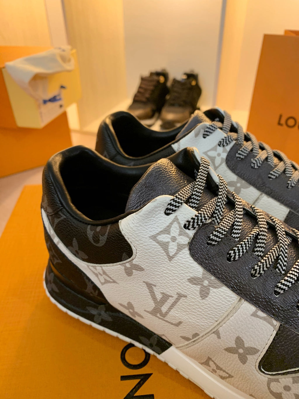 Z2Q95E103  Popular high-quality  shoes