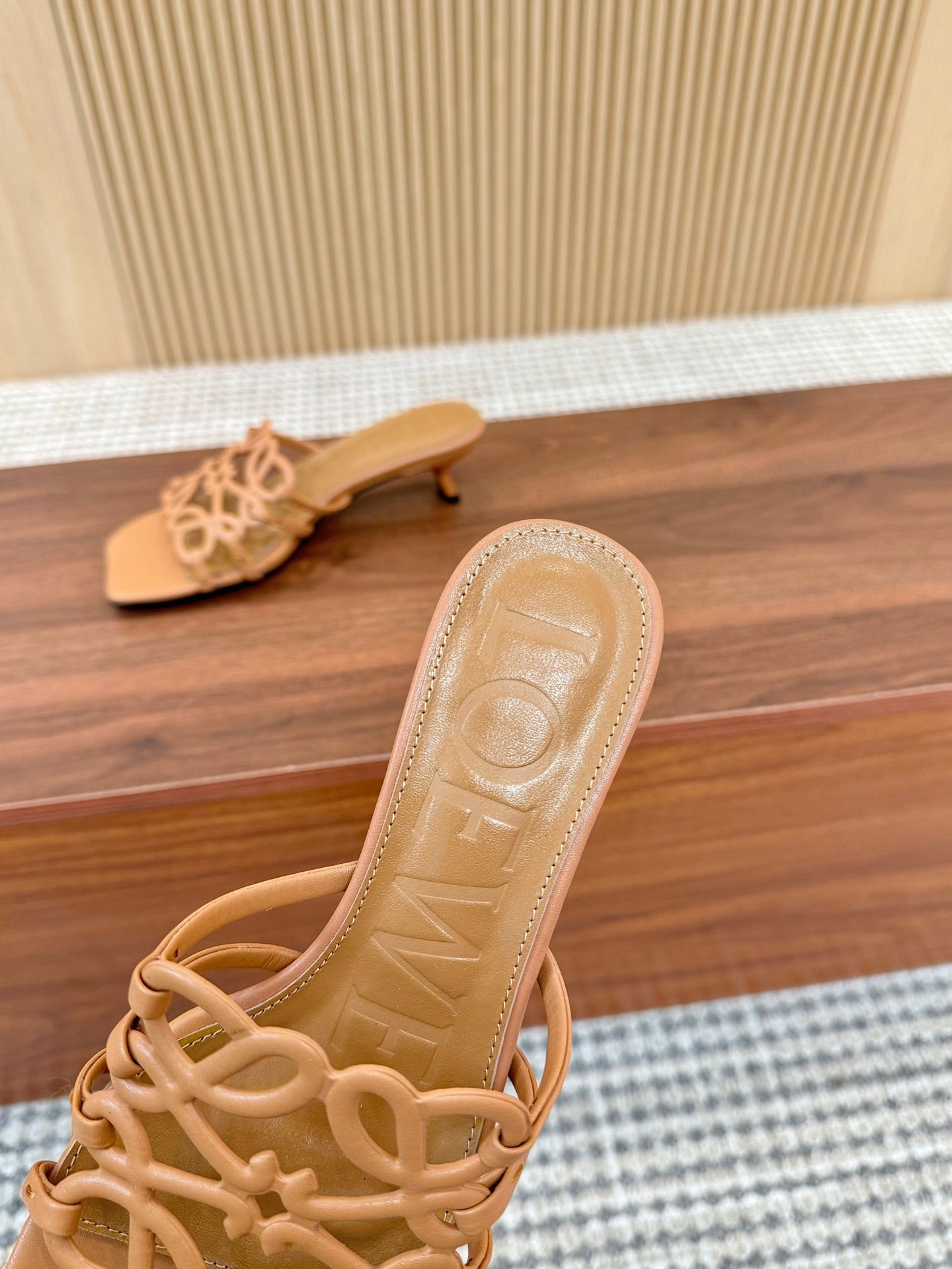 Z2Q55A33 Popular  leather Slippers