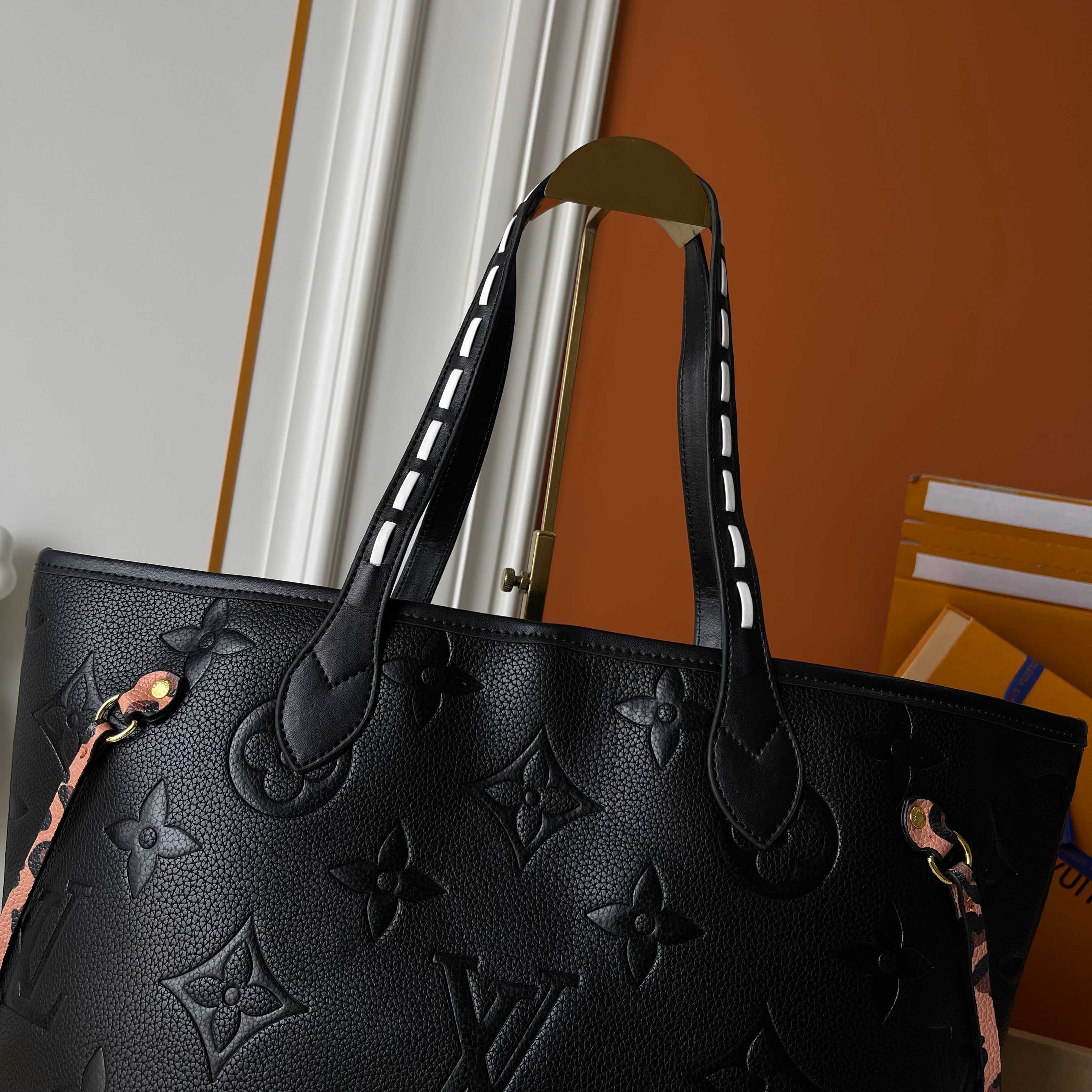 B1P46E93 Popular leather bag