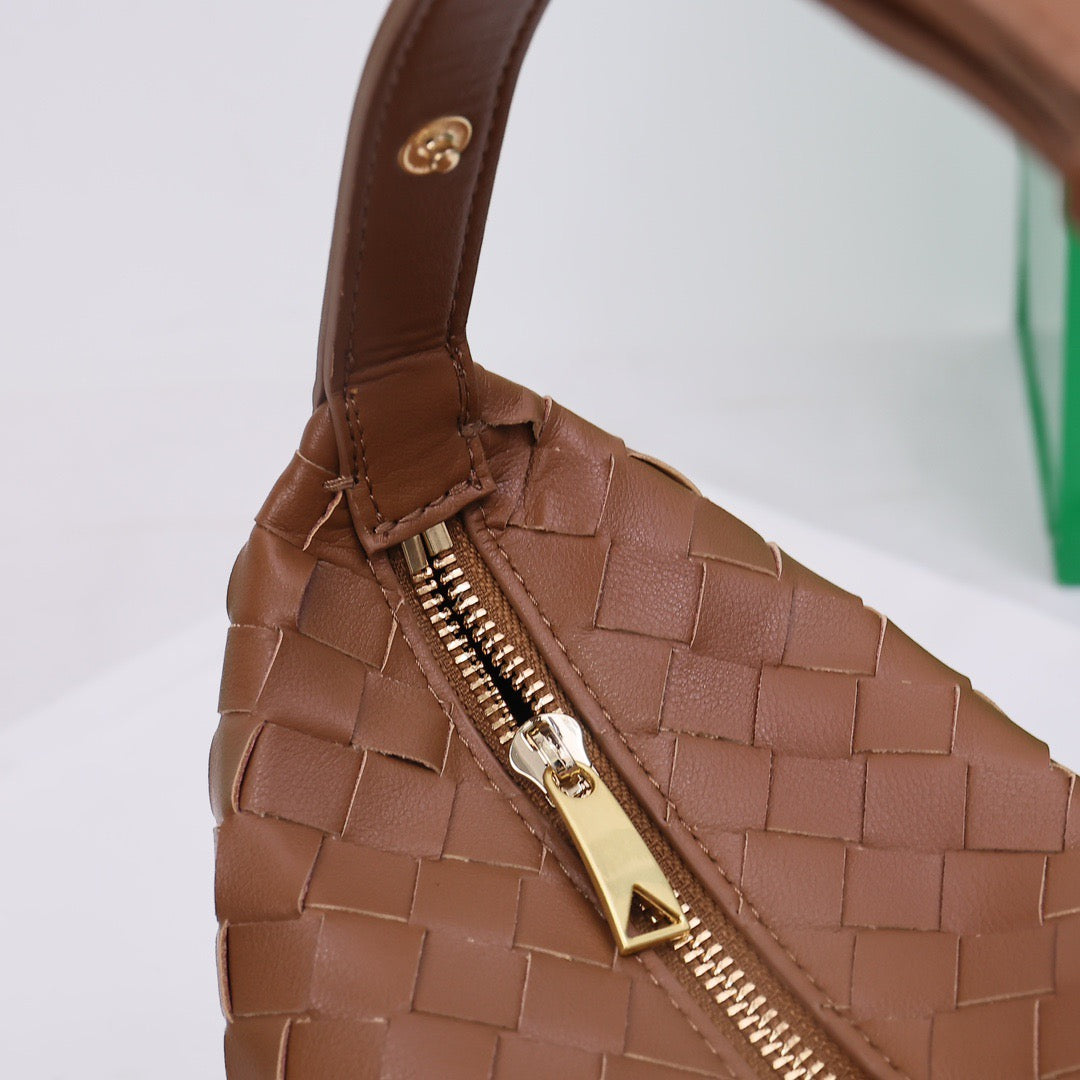 B1X76A10  Popular leather bag
