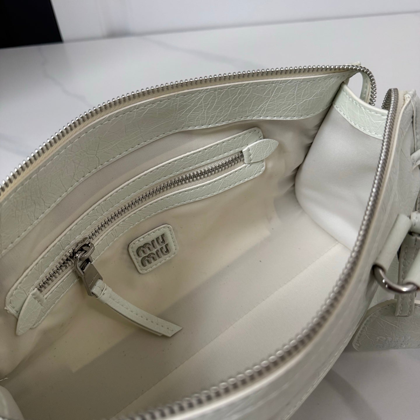 B1R76A21 Popular leather bag