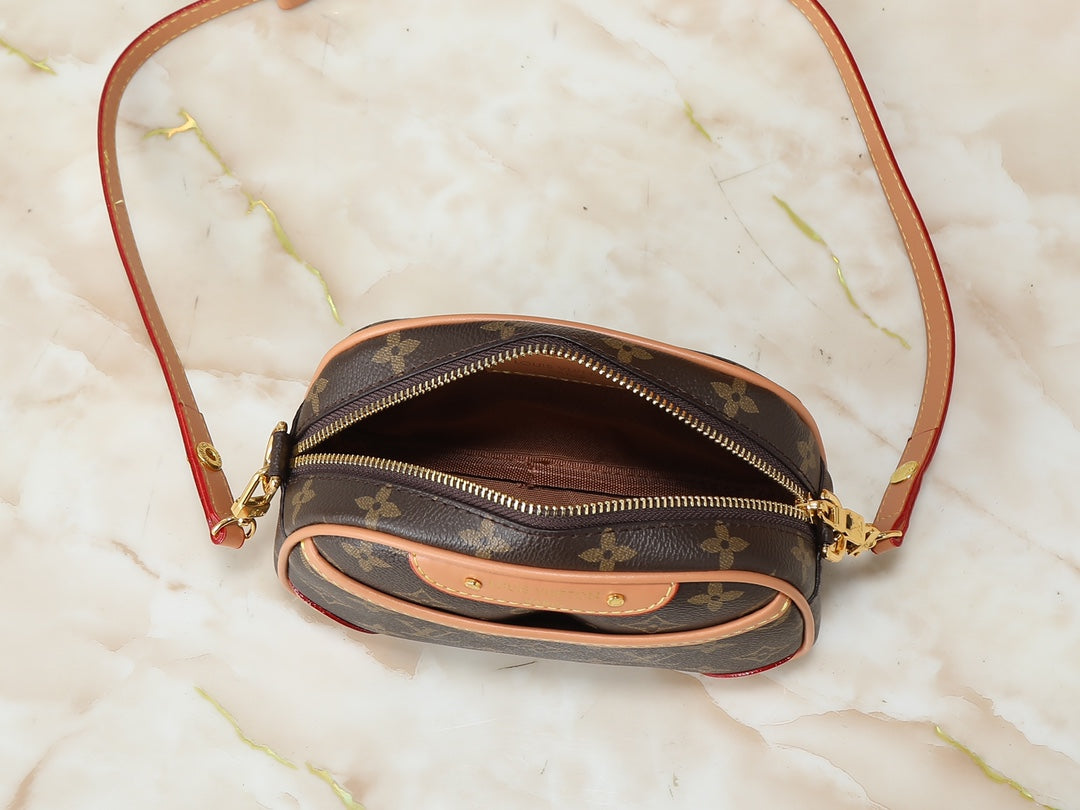 B1R15E147 Popular leather bag