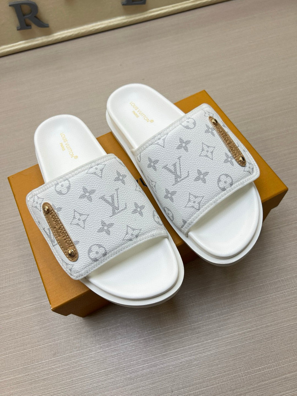 Z5N75E6  Popular Slippers