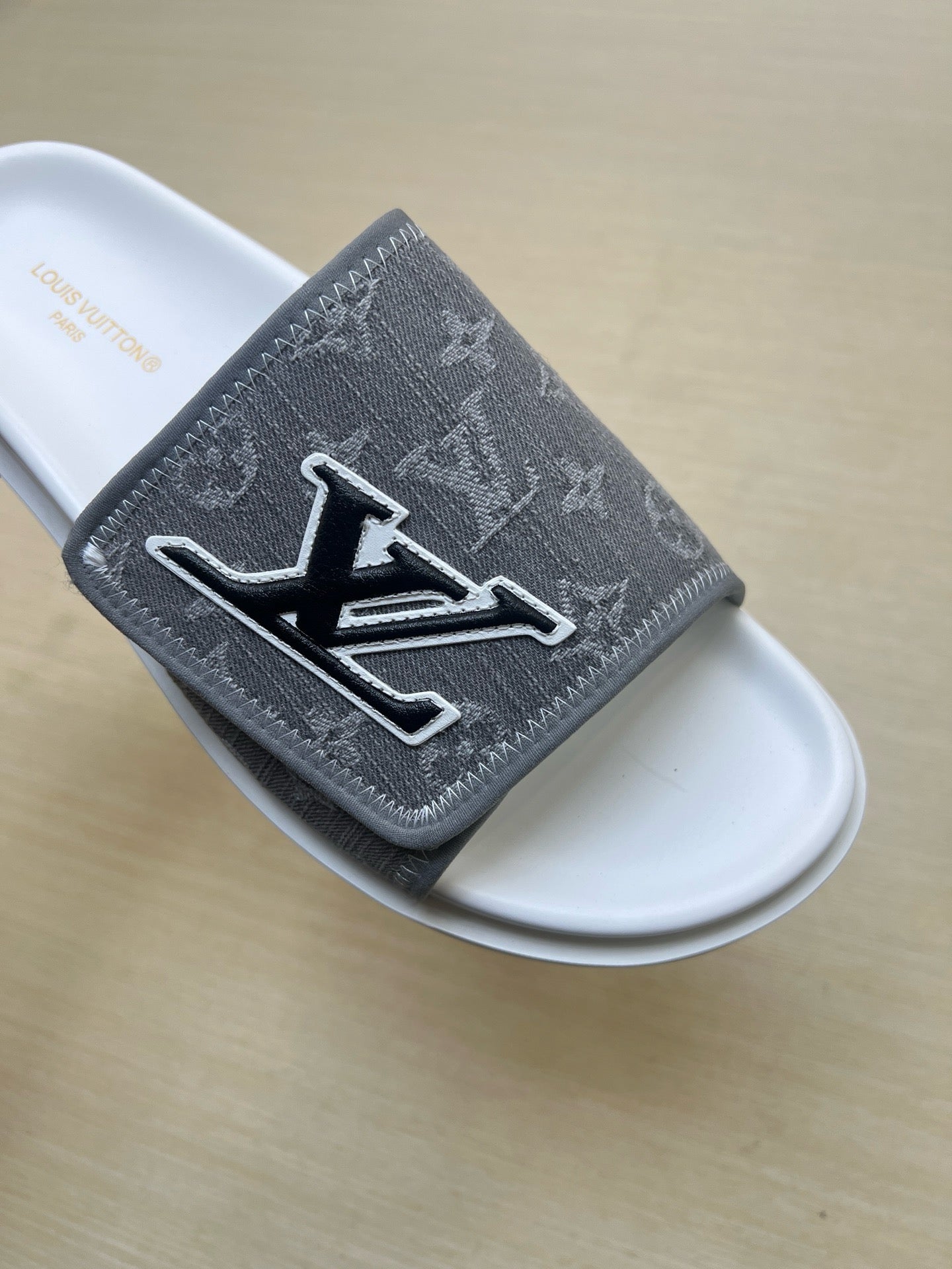 Z5R66E21 Popular  Slippers