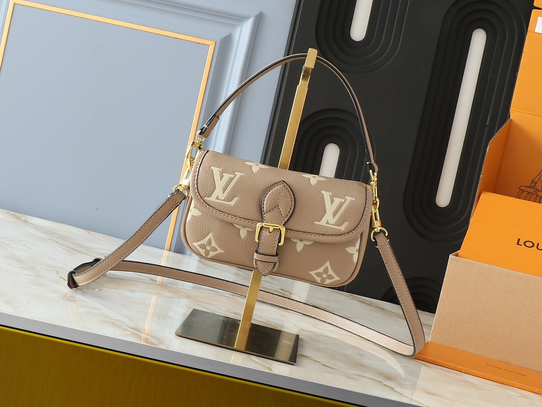 B1X45E4 Popular leather bag