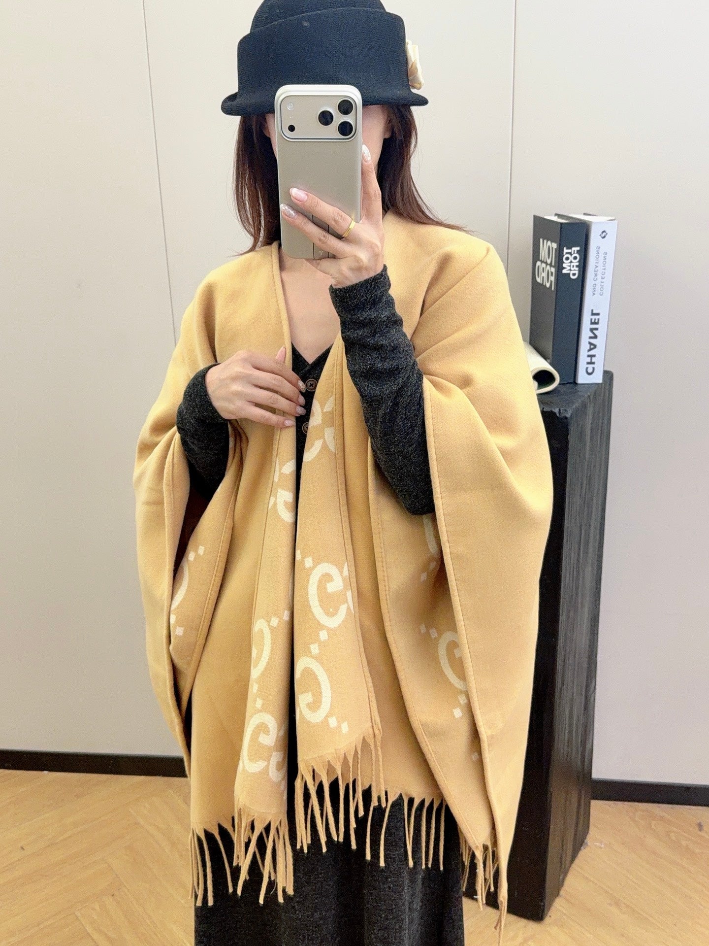 W1R86B58 Popular cape