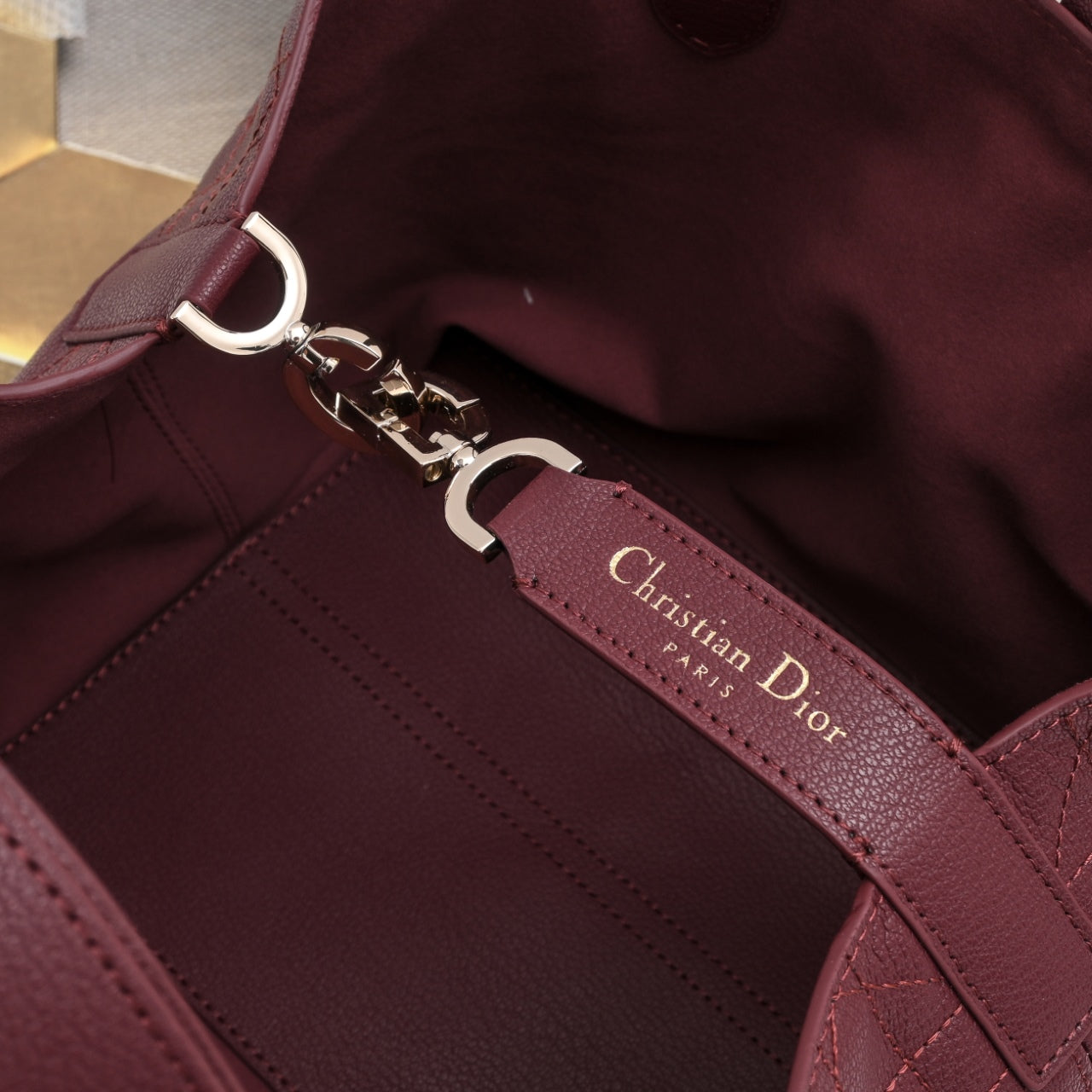 B1R76D42 Popular leather bag