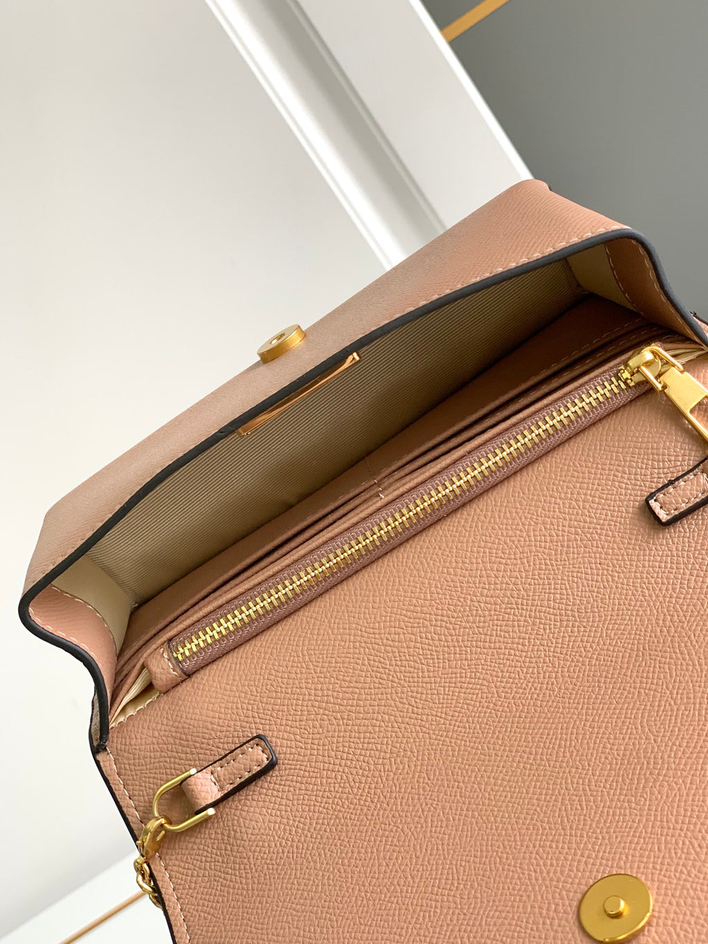 B1X44VL272 Popular leather bag 