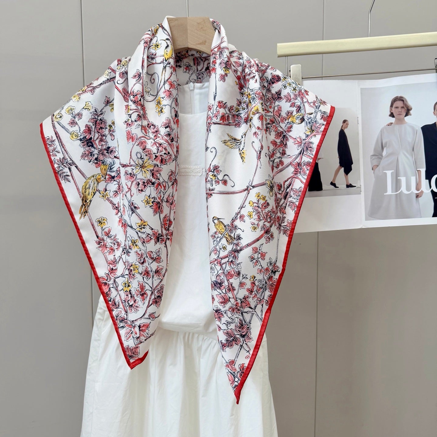 W1N36D19 Popular Silk Scarve