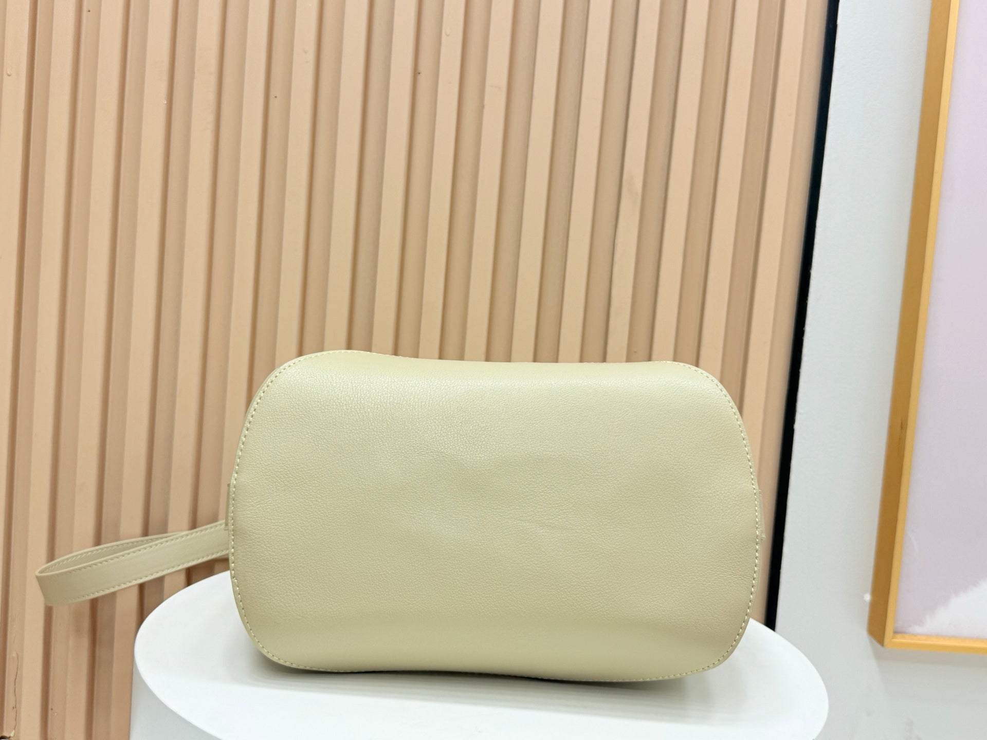 B1R76D45 Popular leather bag
