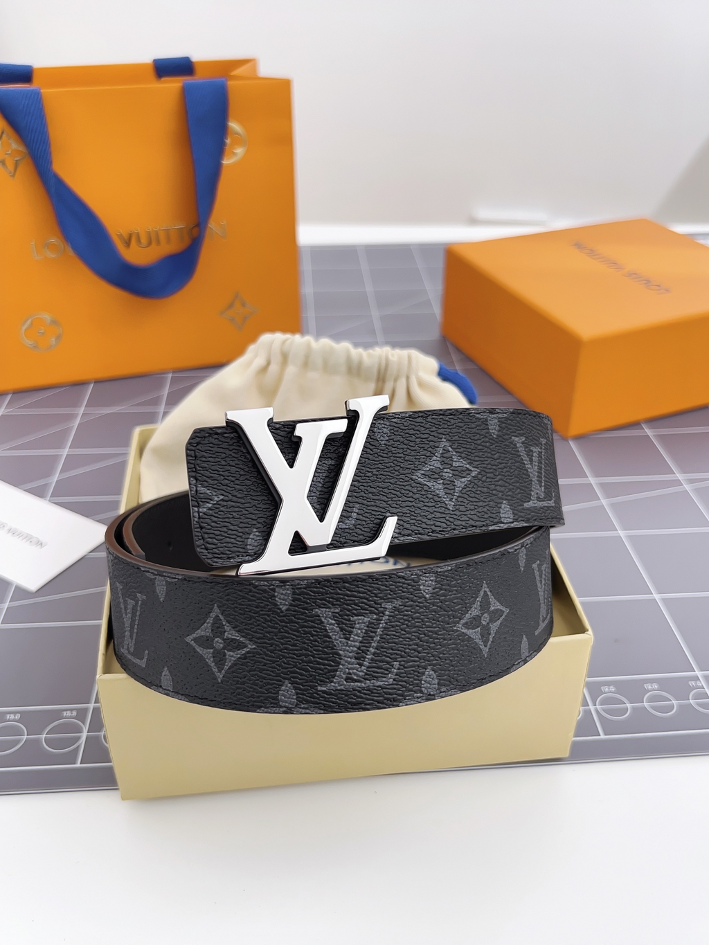 P1X65E1 Popular  high-quality  leather belt