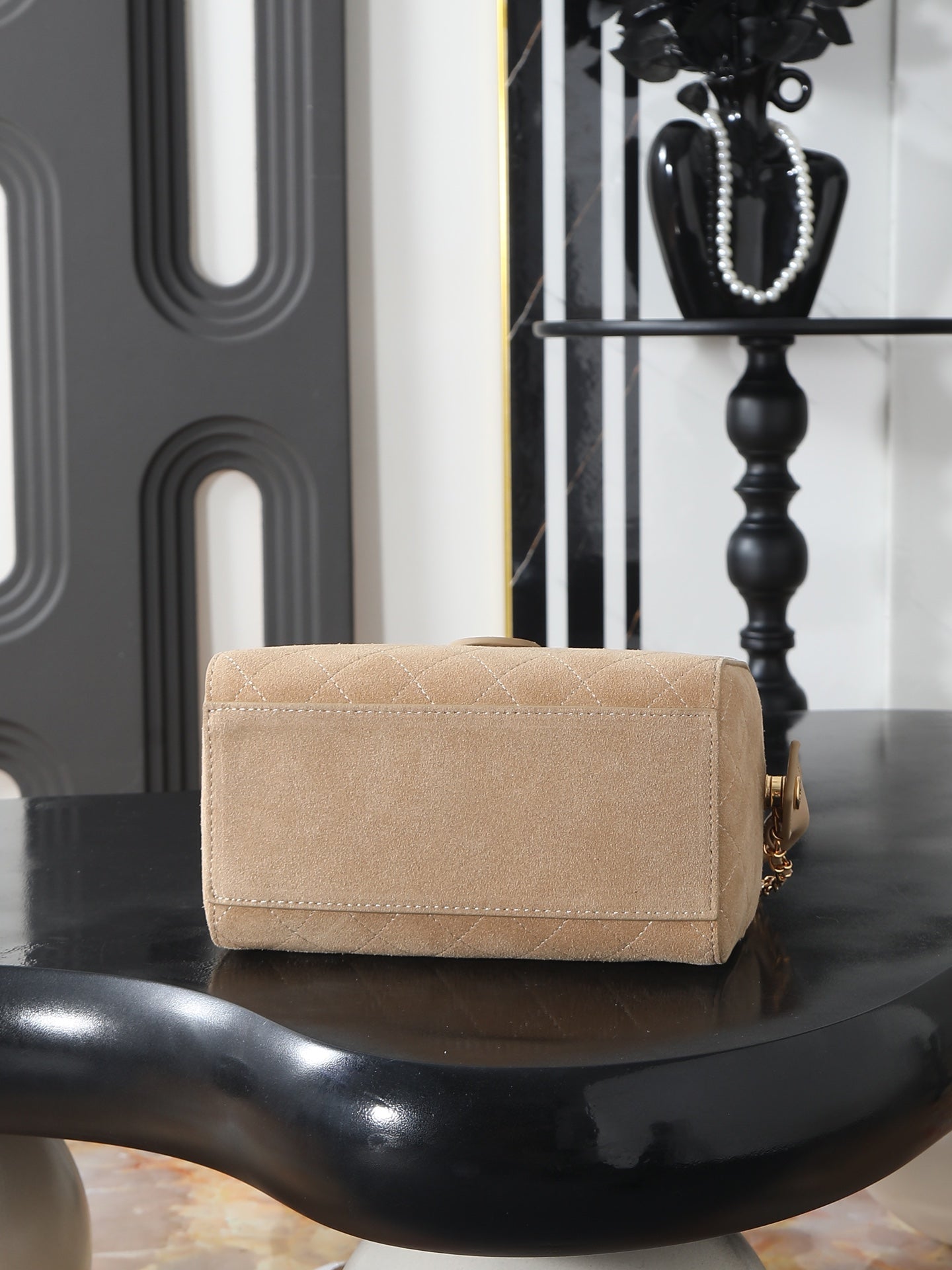 B1R76C22 Popular leather bag