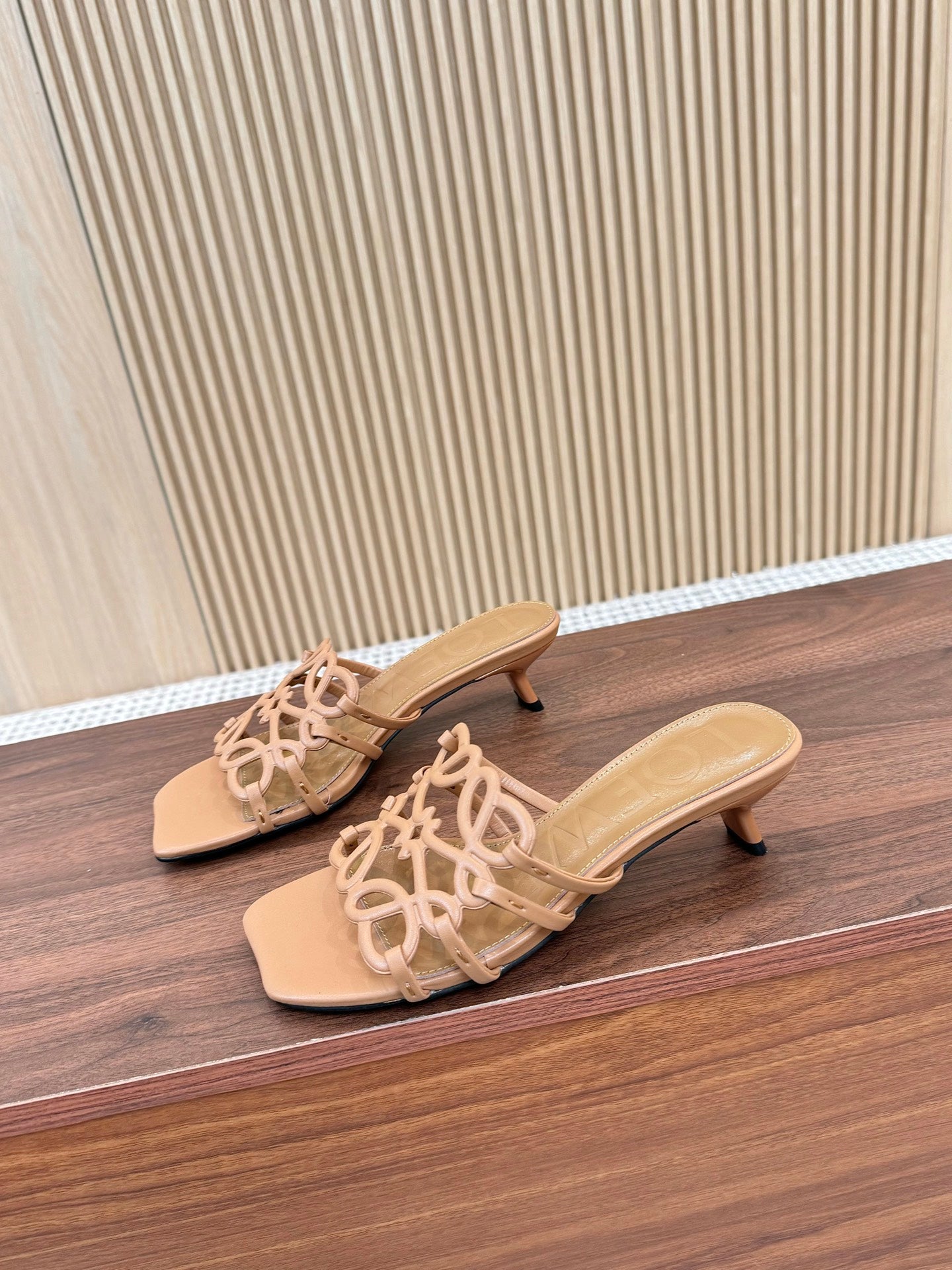 Z2Q55A33 Popular  leather Slippers
