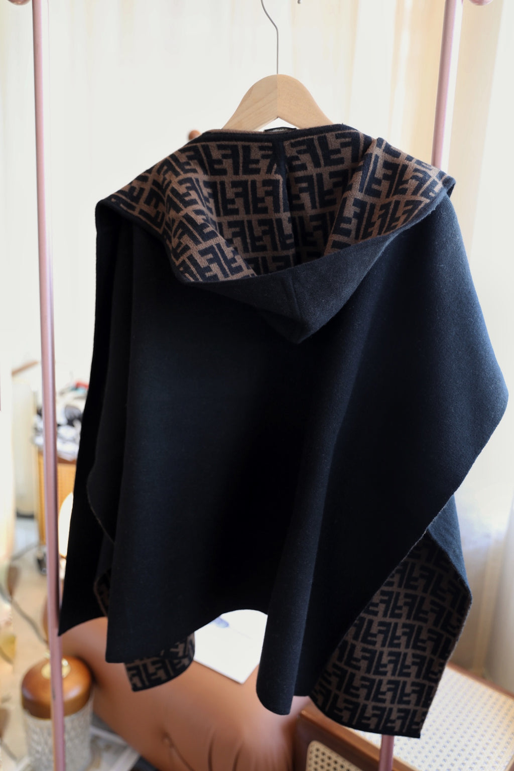W1R86F13 Popular cape