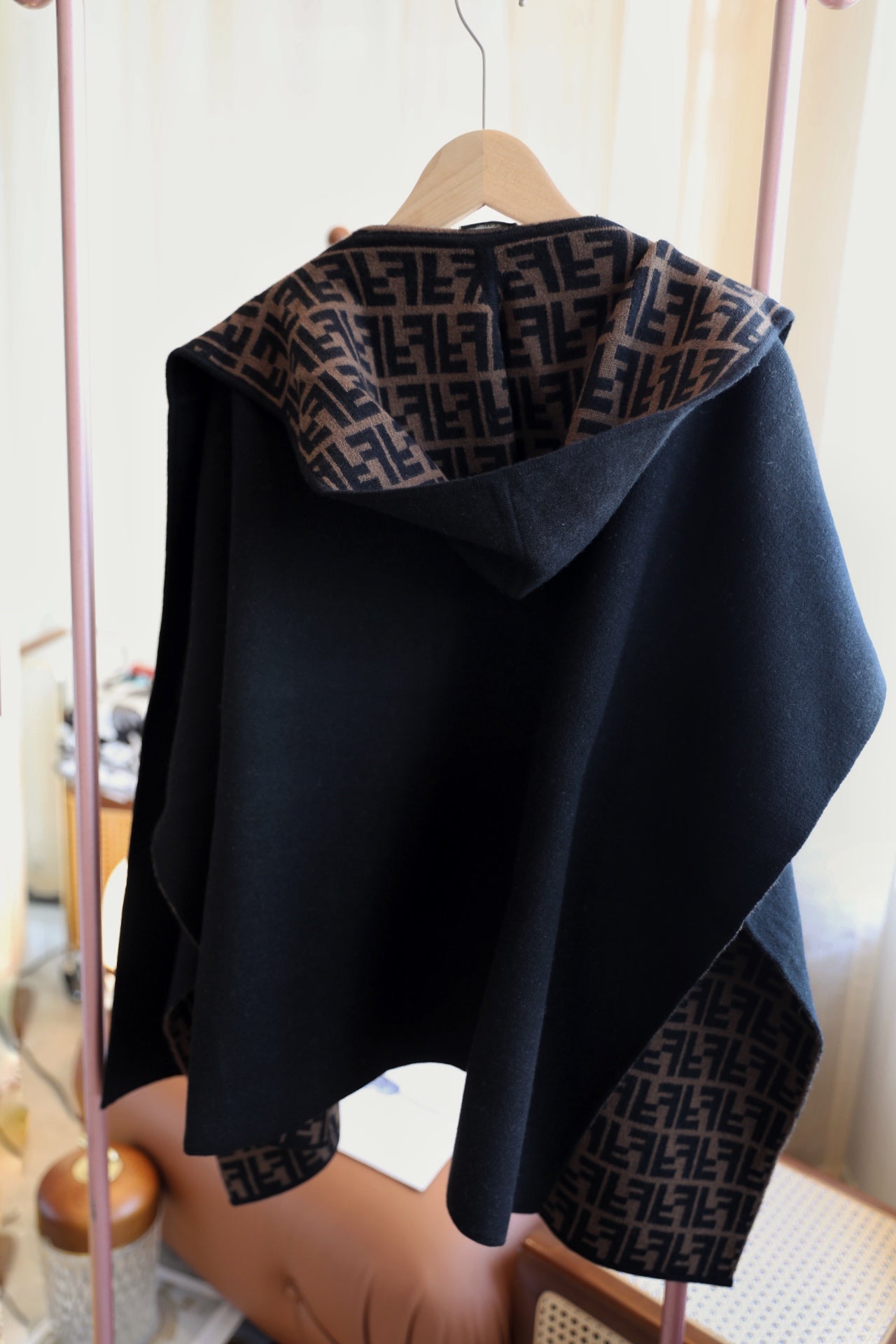 W1R86F13 Popular cape