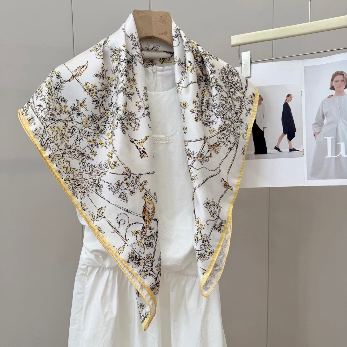 W1N36D19 Popular Silk Scarve