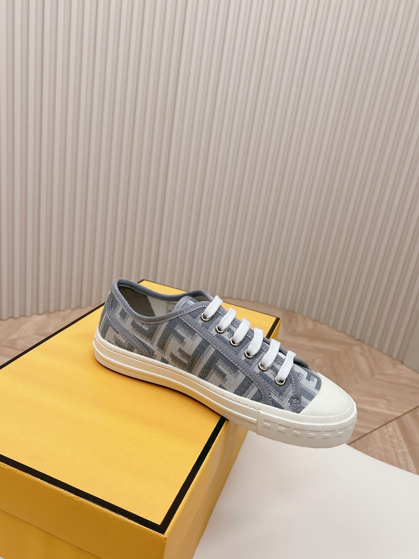 Z2Q105F423 Popular high-quality Shoes