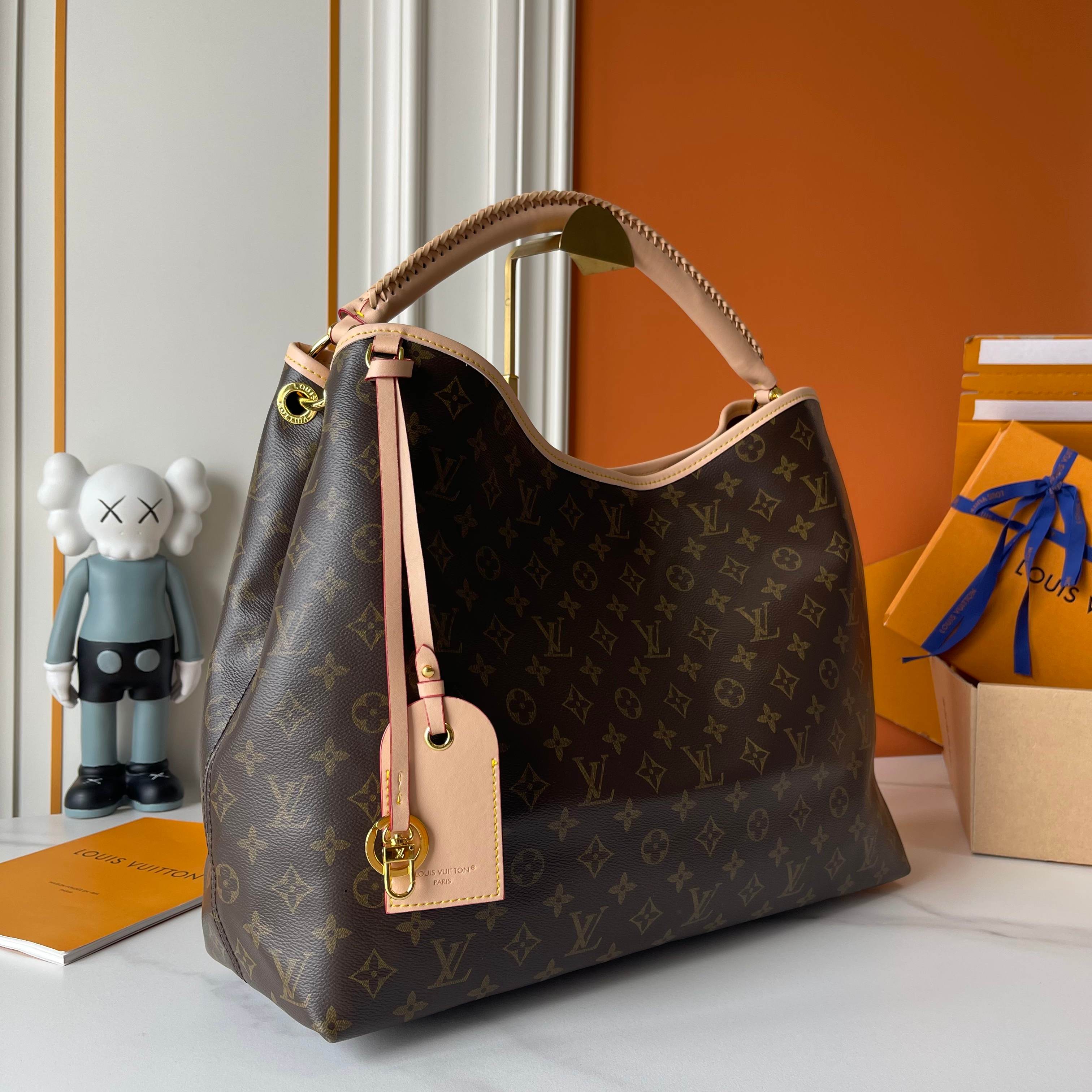 B1P46E68 Popular leather bag