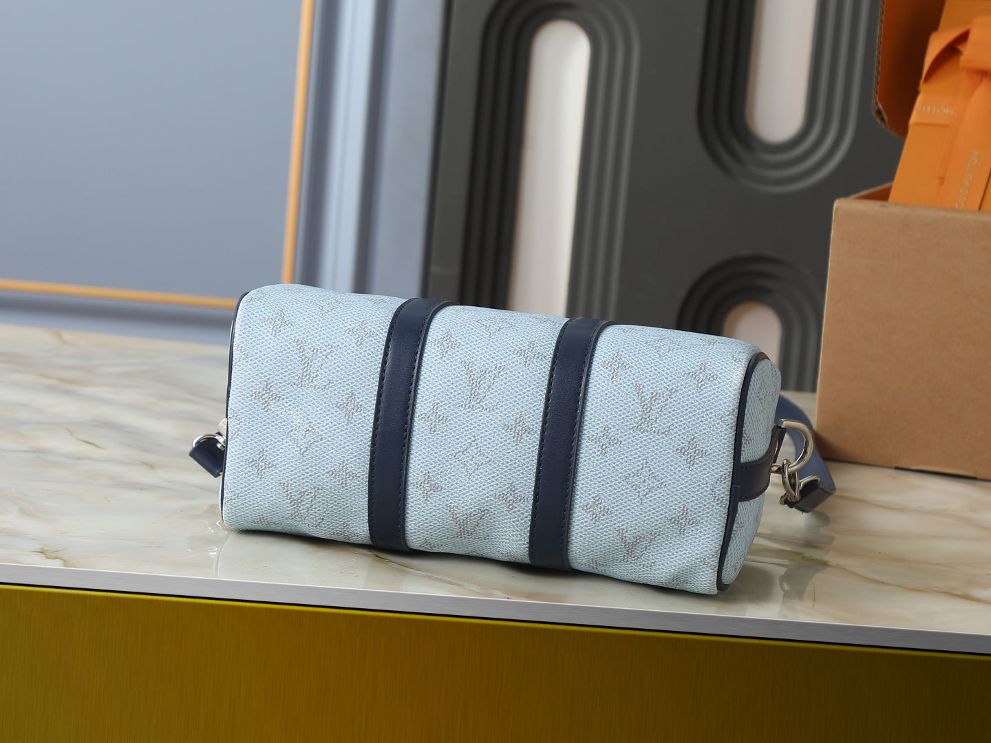 B1R76E53 Popular leather bag