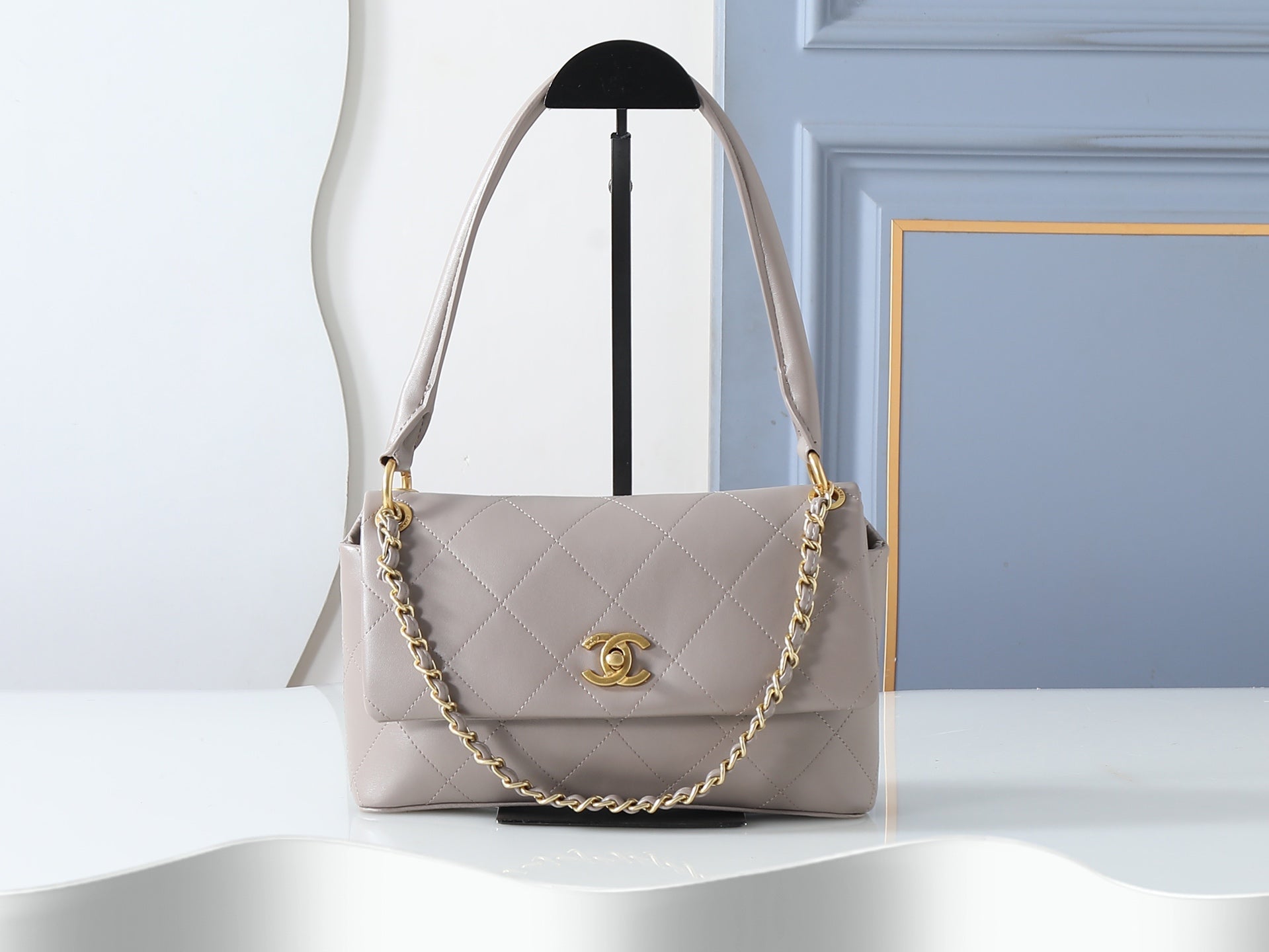 B1R76C28 Popular leather bag