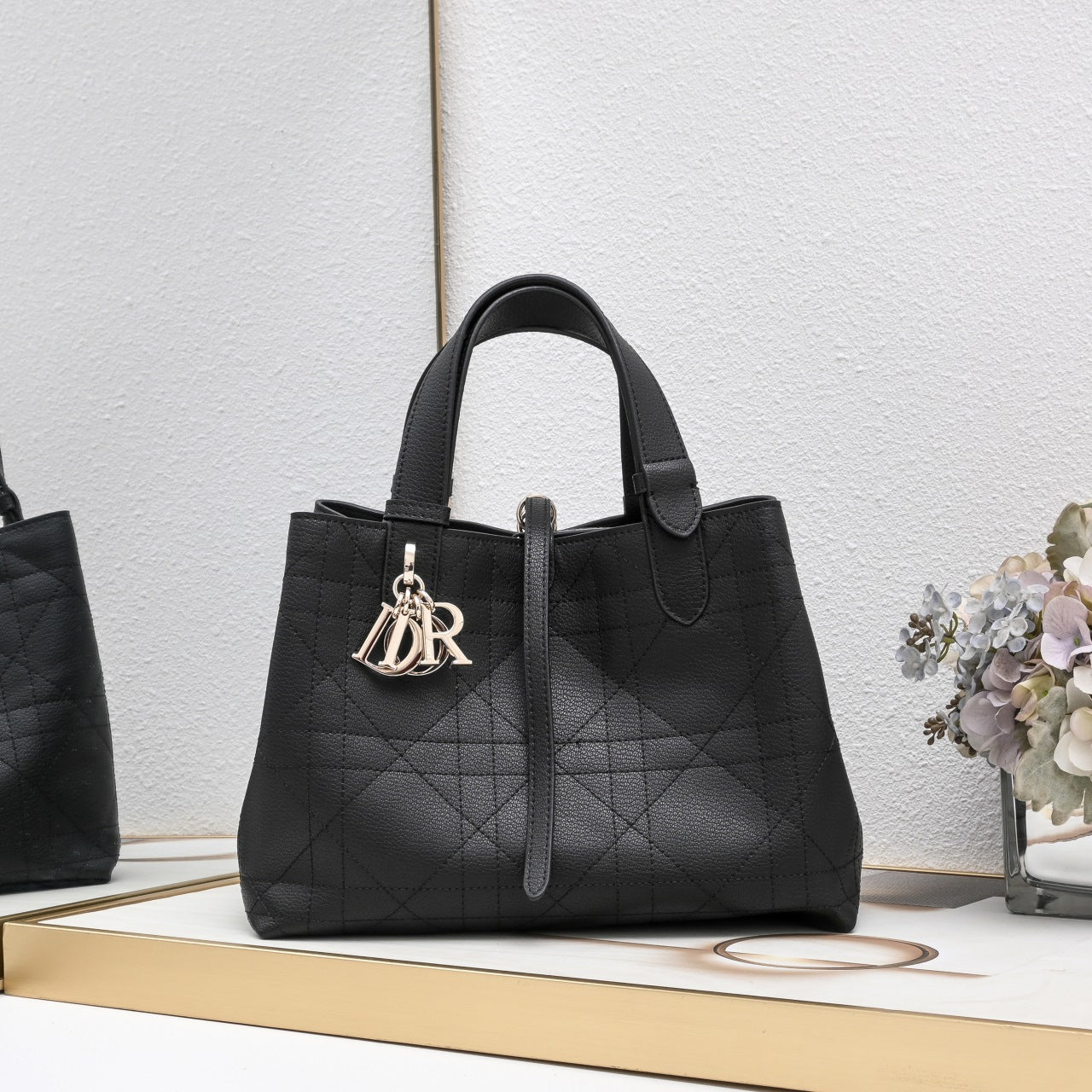 B1R76D42 Popular leather bag