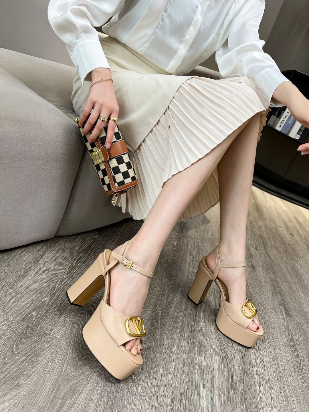 Z2YVL26 Popular leather  High heels