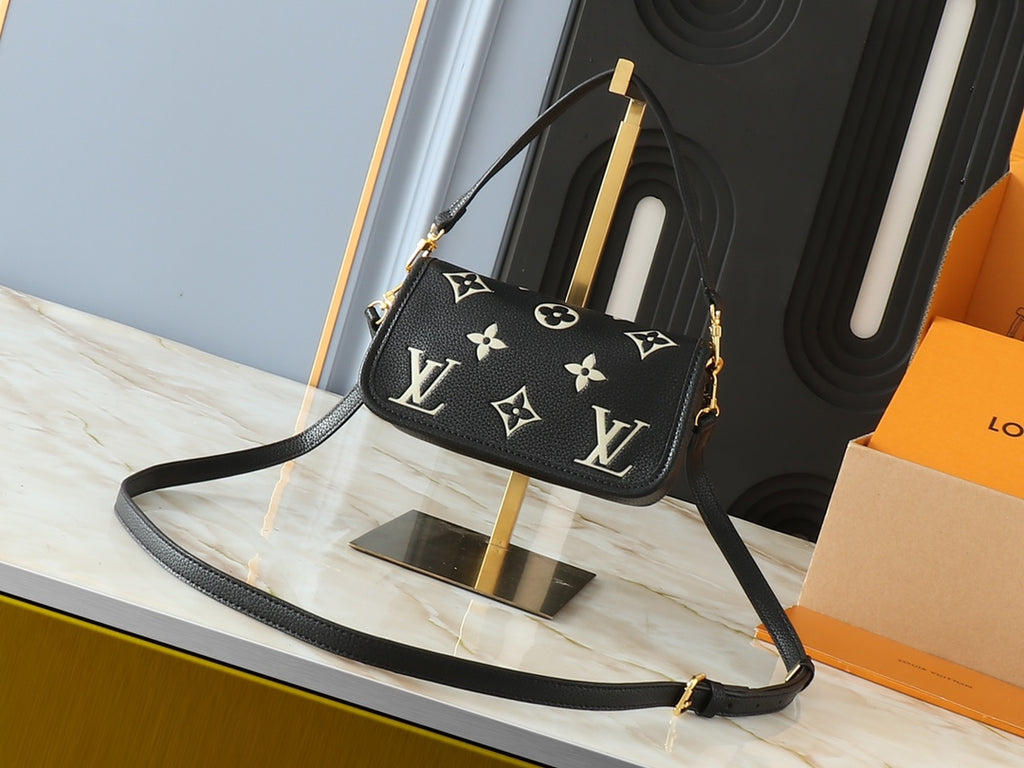 B1X45E4 Popular leather bag