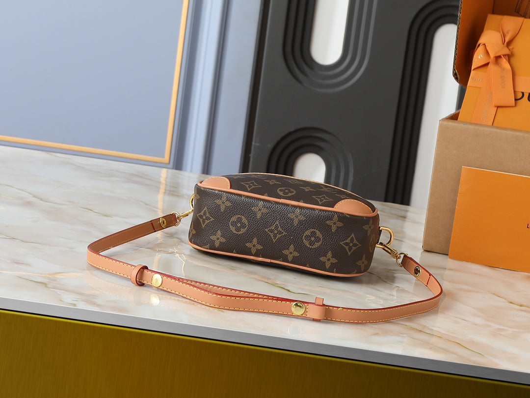 B1R15E147 Popular leather bag