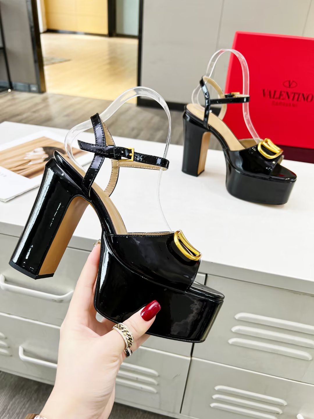 Z2YVL26 Popular leather  High heels