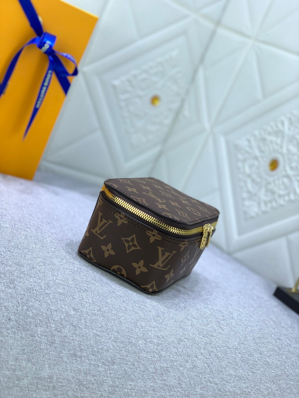 B1X34E272 Popular  leather bag 