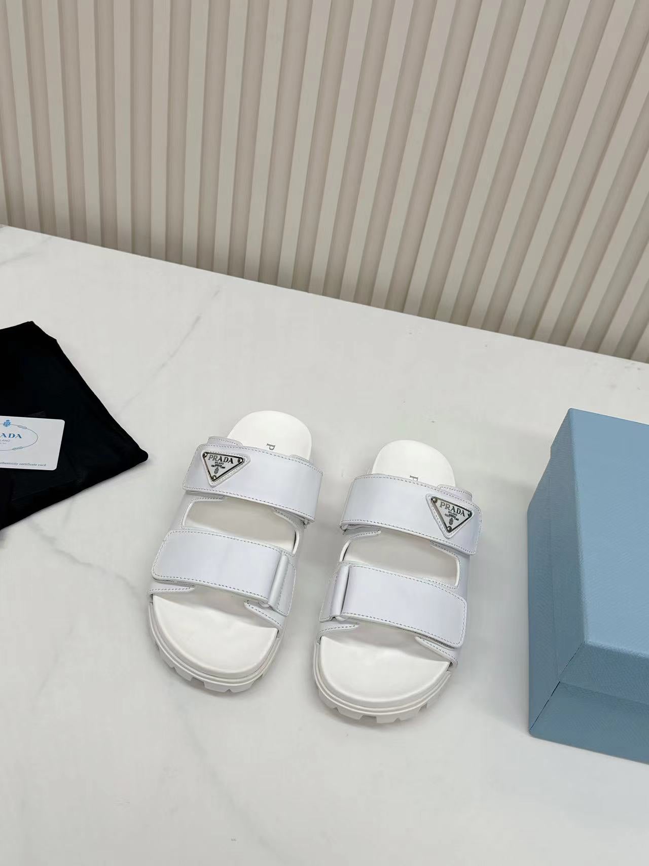Z1ZPD26 Popular sandals