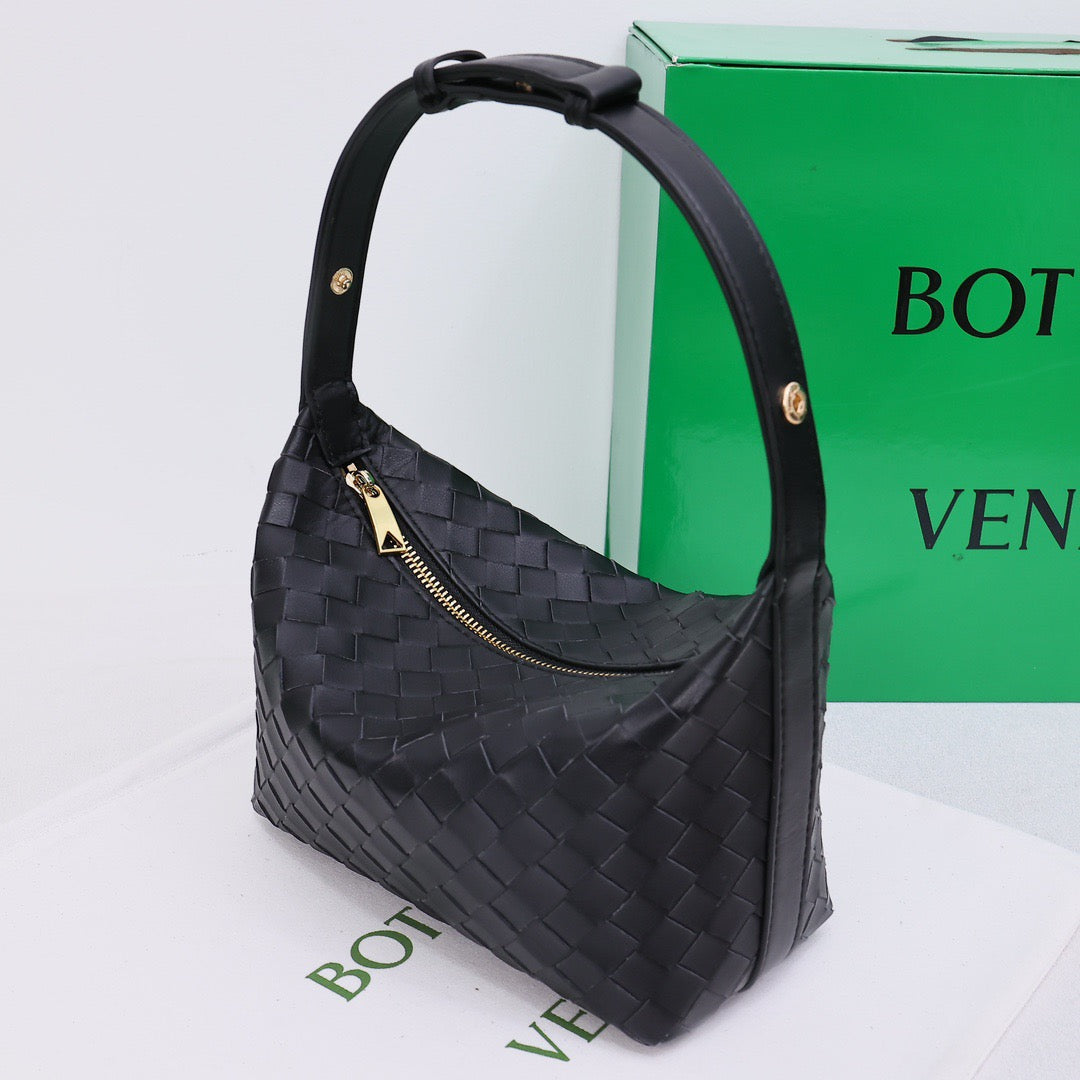B1X76A11  Popular leather bag