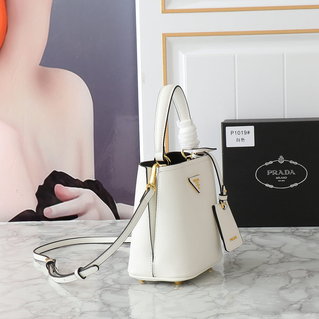 B1W35P102 Popular  leather bag