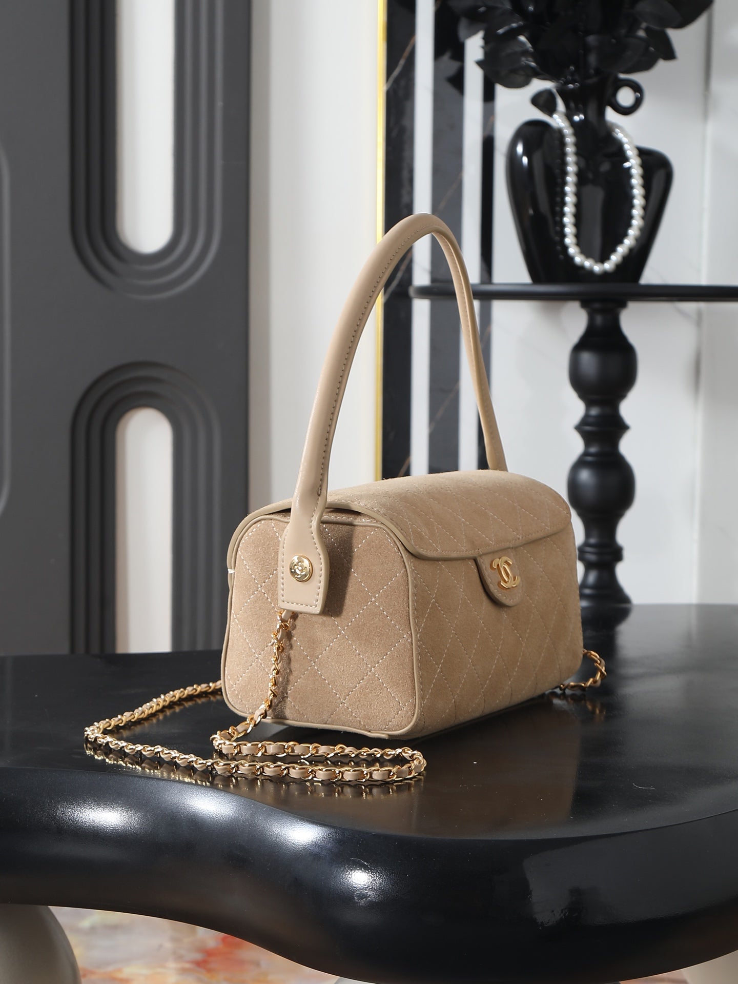 B1R76C22 Popular leather bag